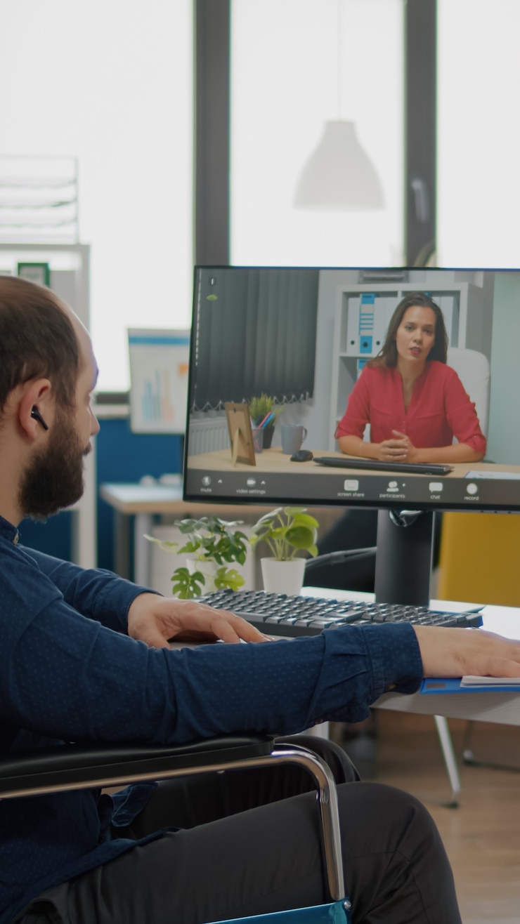Foto gratuito gerente no válido hablando con un compañero de trabajo durante la videoconferencia