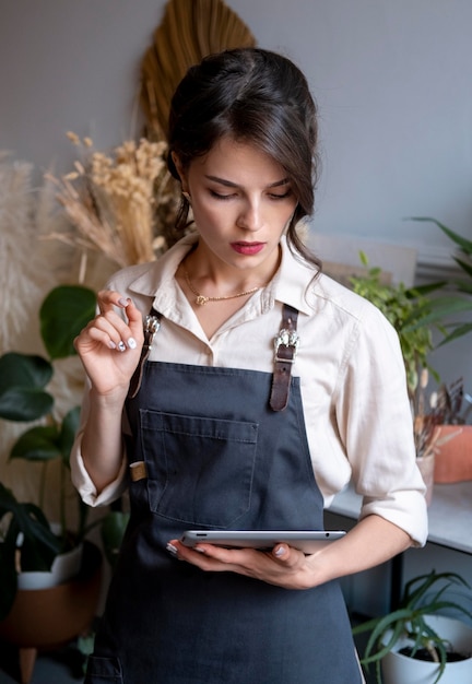 Gerente de pequeñas empresas en su taller