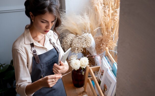 Gerente de pequeñas empresas en su taller