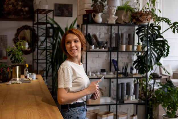 Foto gratuita gerente de pequeñas empresas en su taller