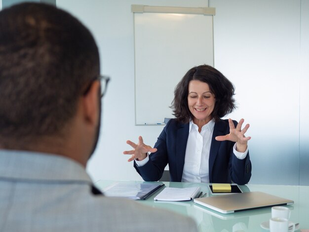 Gerente de recursos humanos entrevistando a solicitante masculino