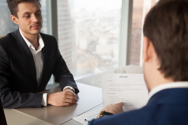 Foto gratuita gerente de recursos humanos preguntando al solicitante sobre la experiencia laboral