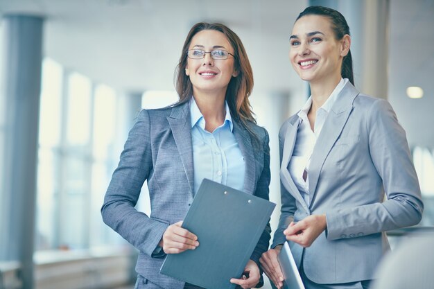 Gerente sonriente con su compañera de trabajo