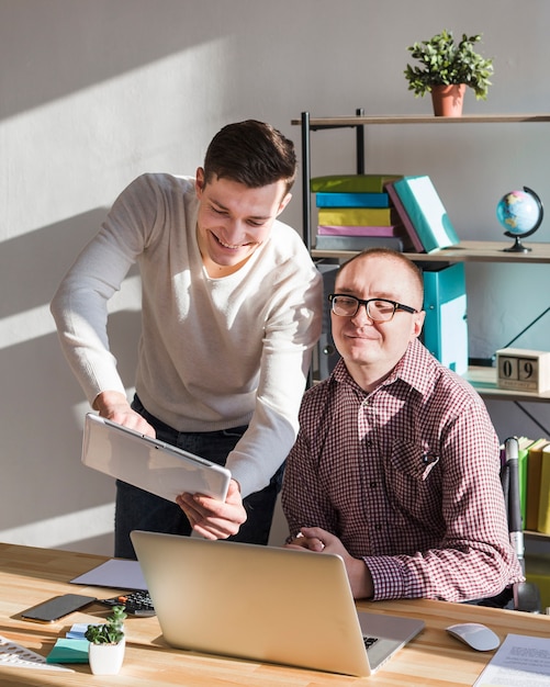 Foto gratuita gerente trabajando en estrecha colaboración con un colega