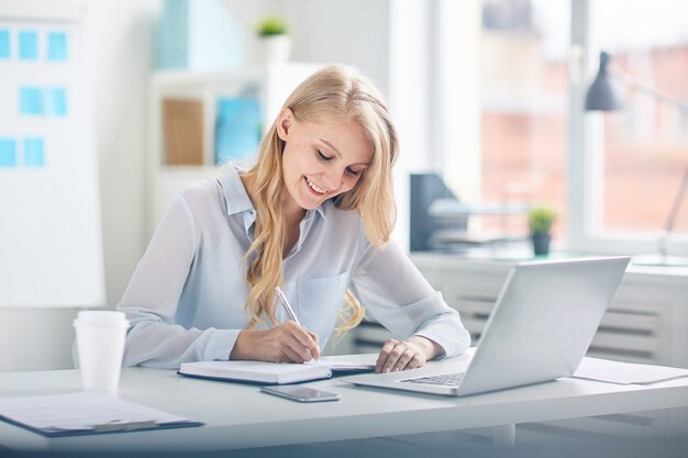 Gerente trabajando en oficina