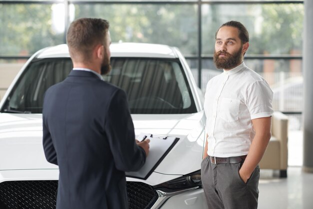 Gerente de venta de automóviles de clientes en el centro de automóviles