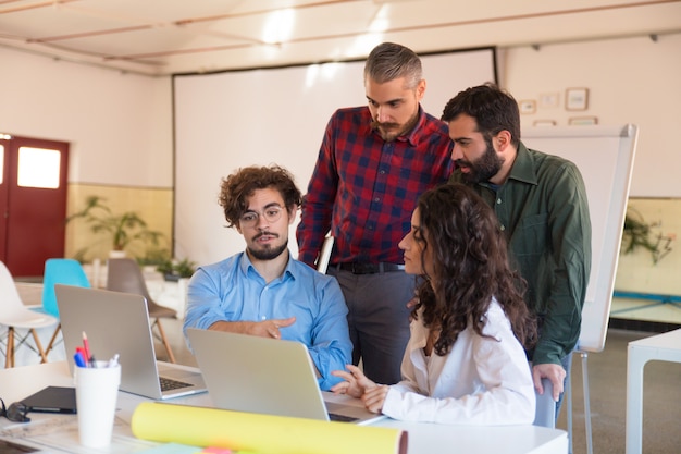 Foto gratuita gerentes masculinos y femeninos con laptop