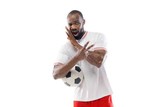 Gesticular, signos. fútbol profesional, jugador de fútbol aislado en la pared blanca del estudio.