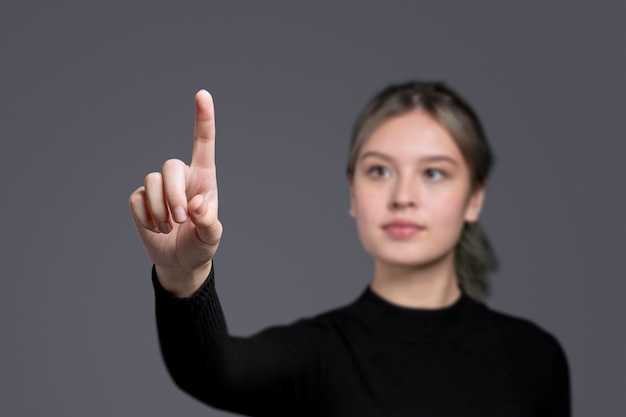 Foto gratuita gesto de mujer presionando en una pantalla invisible