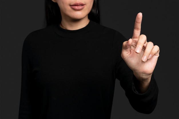 Foto gratuita gesto de mujer presionando en una pantalla invisible