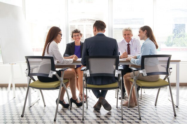 gestor de tabla de discutir compañero de trabajo joven