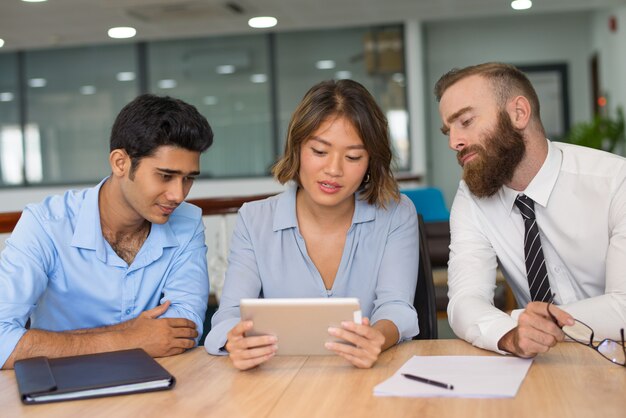 Gestores analizando resultados de ventas.