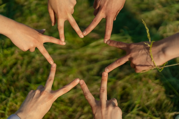 Gestos con las manos en ángulo alto que representan la amistad