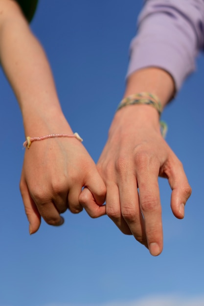 Foto gratuita gestos con las manos en ángulo bajo que representan la amistad