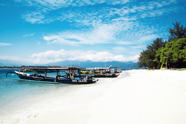 GILI TRAWANGAN INDONESIA 4 DE JULIO DE 2017 Costa de Gili TRAWANGAN Hermosa vista sobre el fondo azul del océano y el cielo