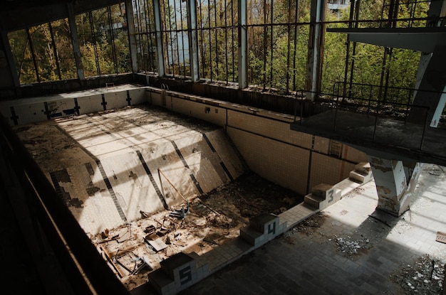 Gimnasio deportivo de la escuela perdida con piscina en la zona de la ciudad fantasma de la radiactividad de Chernobyl