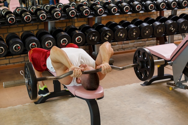 Gimnasio. Hombre guapo durante el entrenamiento