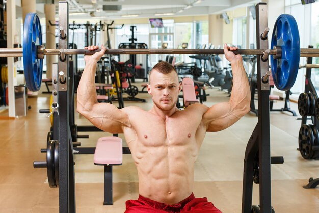 Gimnasio. Hombre guapo durante el entrenamiento