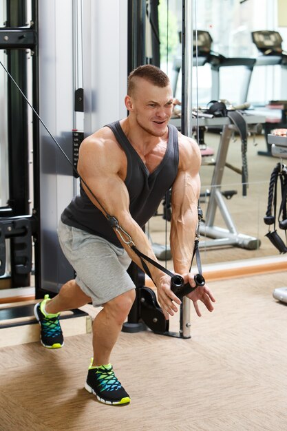 Gimnasio. Hombre guapo durante el entrenamiento