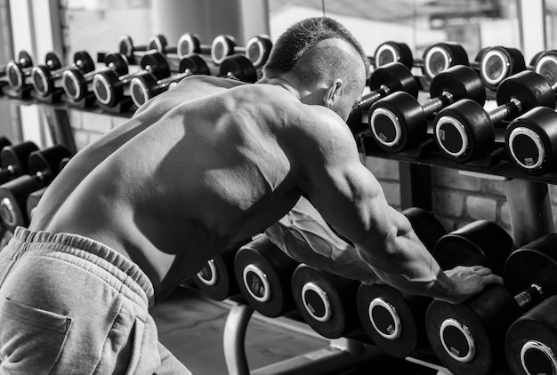 Gimnasio. Hombre guapo durante el entrenamiento