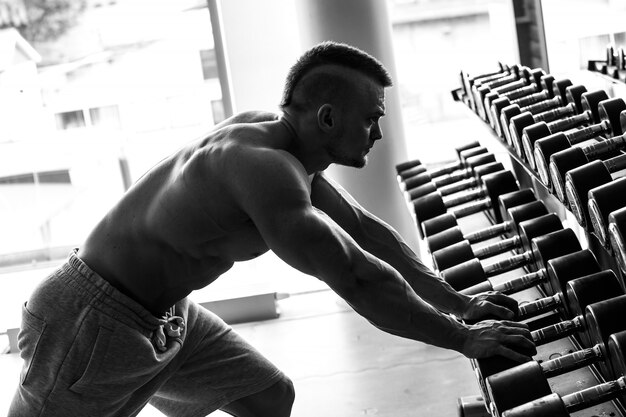 Gimnasio. Hombre guapo durante el entrenamiento