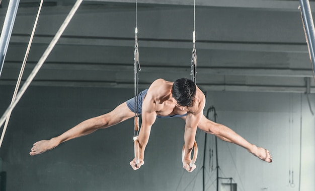 Gimnasta en anillos estacionarios