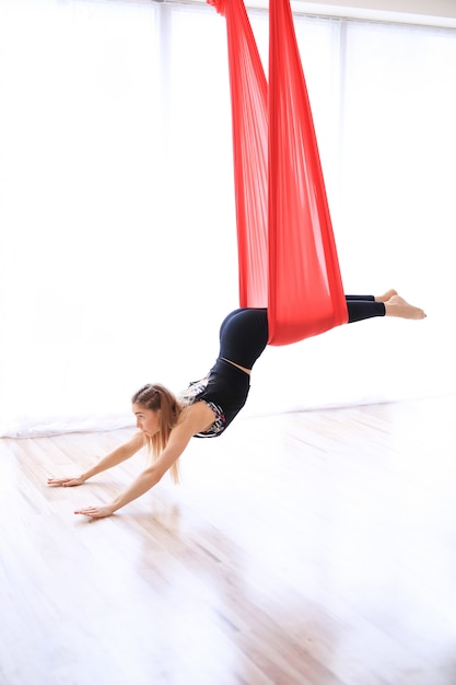 Foto gratuita gimnasta femenina entrenando en el lino rojo