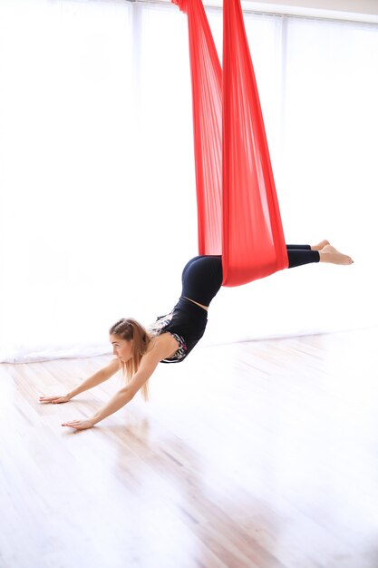 Gimnasta femenina entrenando en el lino rojo