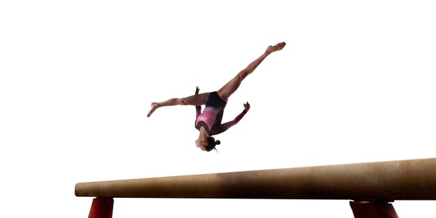 Gimnasta femenina haciendo un truco complicado sobre fondo blanco.