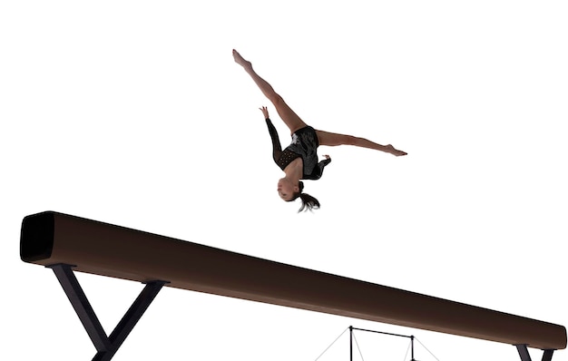 Gimnasta femenina haciendo un truco complicado