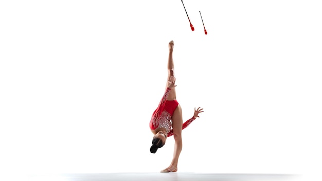 Foto gratuita gimnasta rítmica en arena profesional