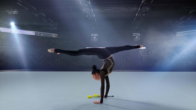 Gimnasta rítmica en arena profesional