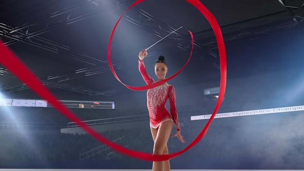 Foto gratuita gimnasta rítmica en arena profesional