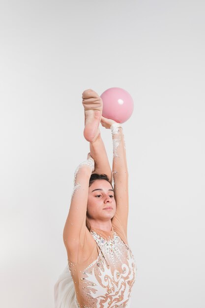 Gimnasta rítmica posando con la pelota