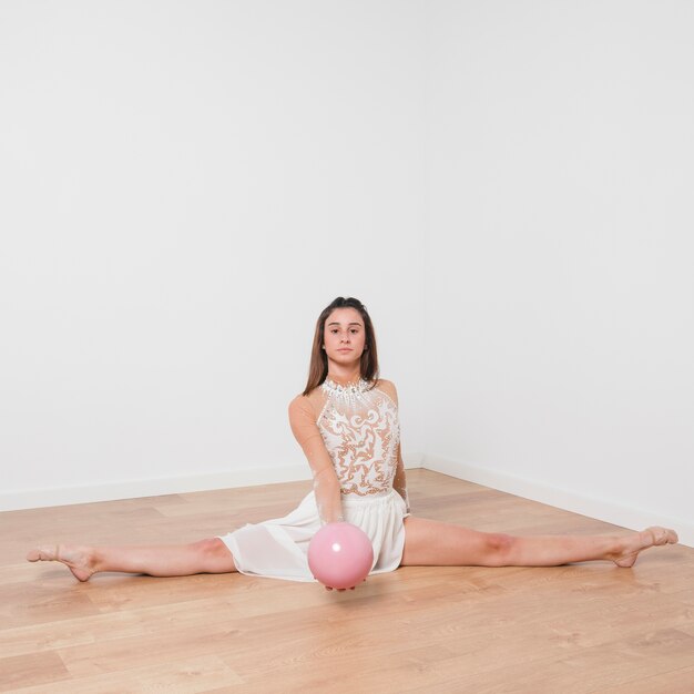 Gimnasta rítmica posando con la pelota