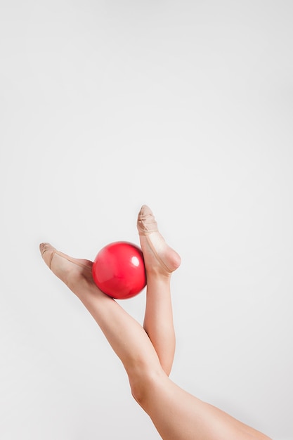 Gimnasta rítmica posando con la pelota