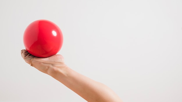 Foto gratuita gimnasta rítmica posando con la pelota