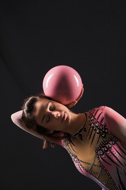 Foto gratuita gimnasta usando la pelota