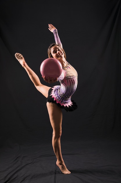 Foto gratuita gimnasta usando la pelota