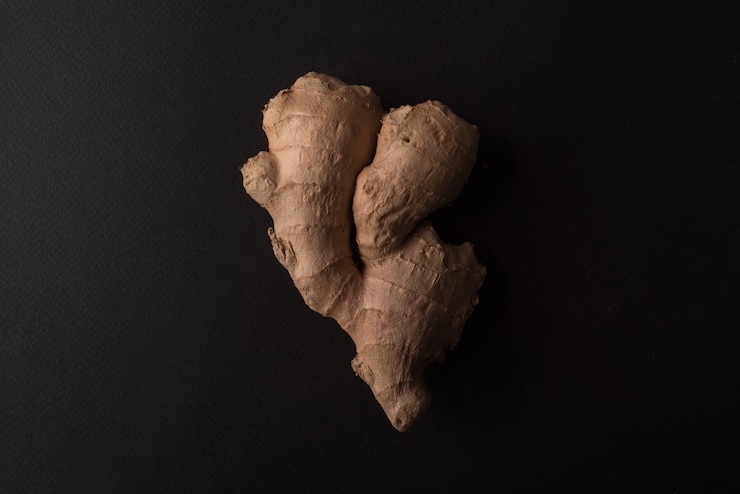 Photo Gratis ginger over black background