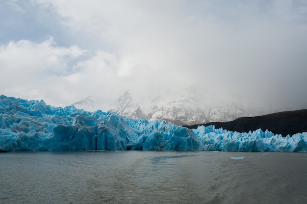 Glaciares cerca del lago en la Región Patagonia en Chile