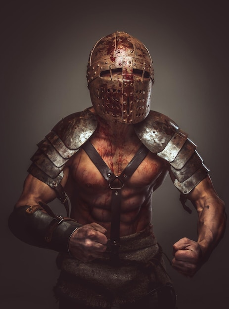 Gladiador sangriento enojado con casco y armadura antigua.