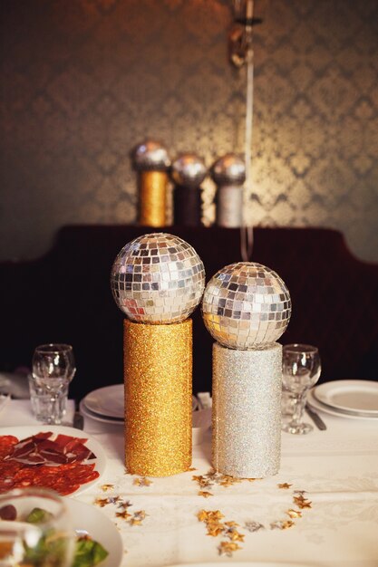 &quot;Glitterballs gafas de comida en la mesa festiva&quot;