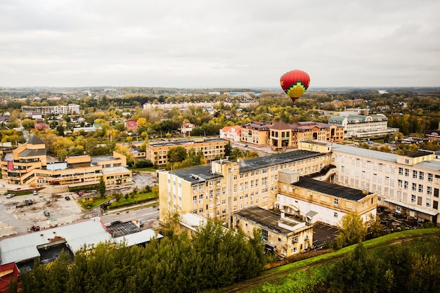 Foto gratuita globo aerostático sobre la ciudad