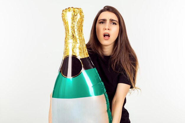 Globo botella de champán niña sosteniendo globo