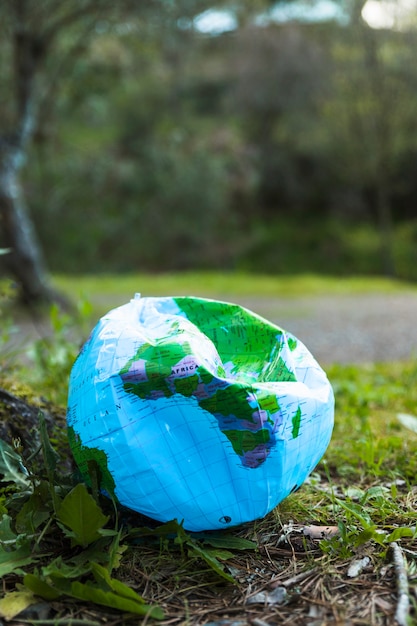 Globo destruido tendido en el suelo