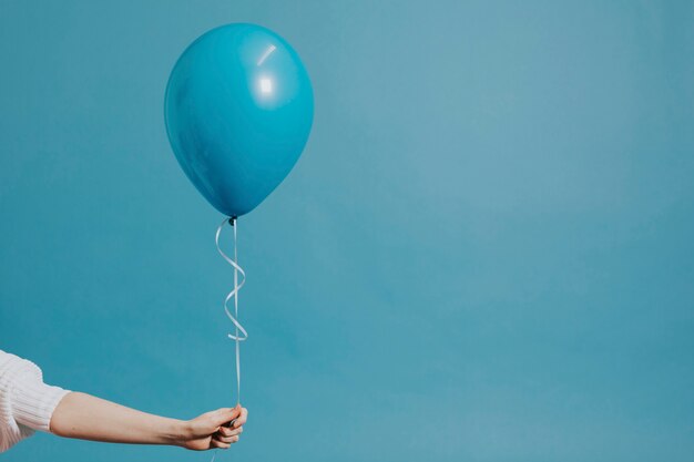 Globo de helio en una cuerda