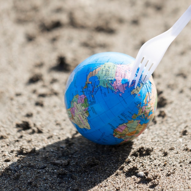 Foto gratuita globo pequeño con tenedor de plástico