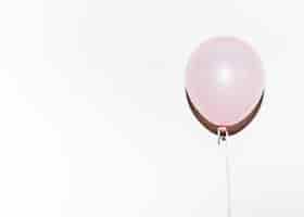 Foto gratuita globo rosa cumpleaños con sombra sobre fondo blanco
