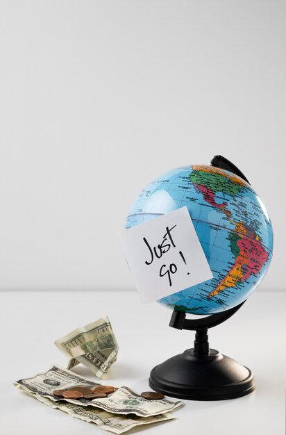 Globo terráqueo con billetes y espacio de copia